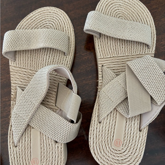 Light weight small wedge straps sandals taupe and black 2 pair size 41/8 - Picture 6 of 6